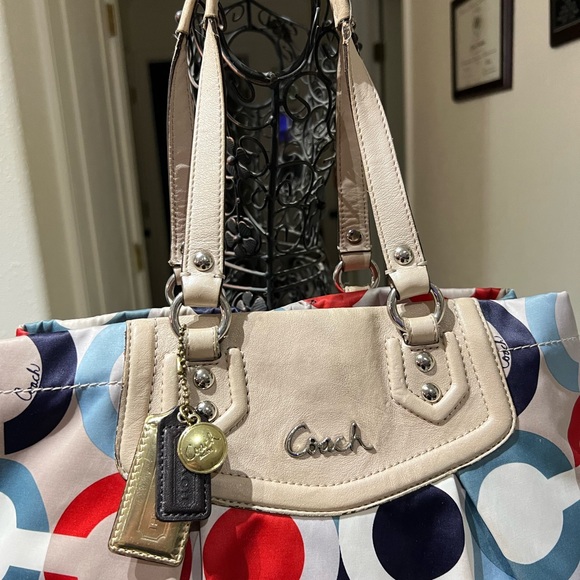 Coach - Picture 10 of 10